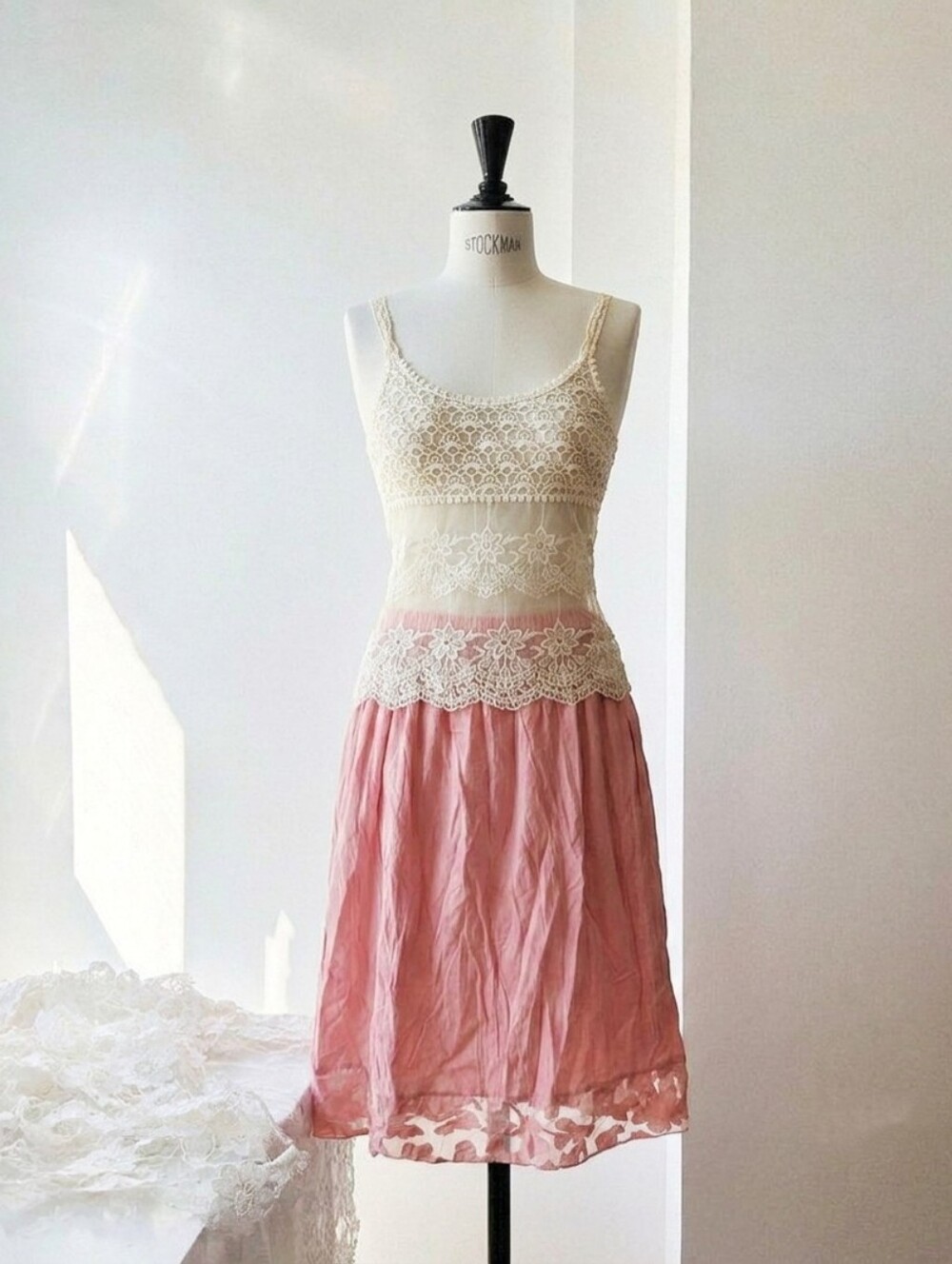 Vintage Dusty Rose A-Line Midi Skirt with Floral Appliqué Hem
